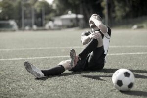 Cara Ampuh Redakan Nyeri Lutut Usai Bermain Sepakbola [Waktu Baca 2 Menit]