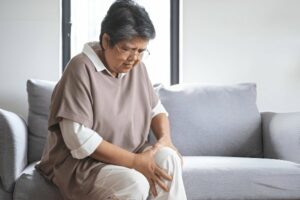 Bagaimana Cara Mengatasi Nyeri Lutut Tanpa Operasi? [Waktu Baca 2 Menit]