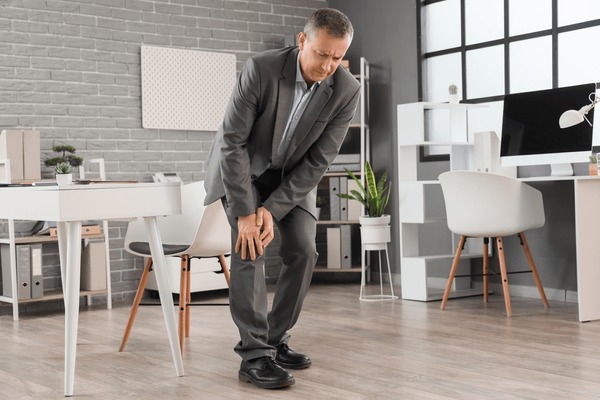 Sendi Sering Nyeri Karena Duduk Lama Di Kantor? Atasi Dengan Ini [Waktu Baca 2 Menit]